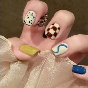 Press-On Nails with chic Nail Art (Nail Glue Included!)